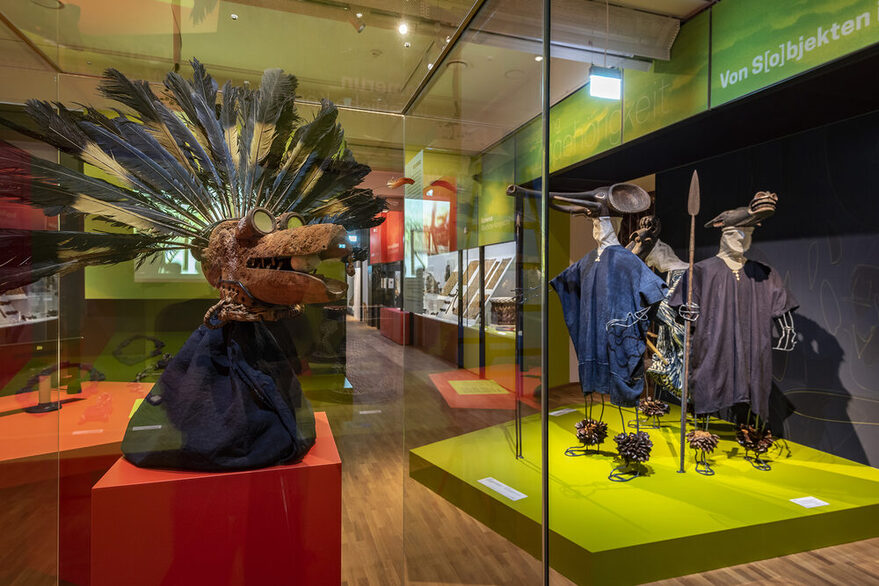 Afrika Ausstellung mit Exponaten hinter Glaskästen im Linden-Museum Stuttgart.