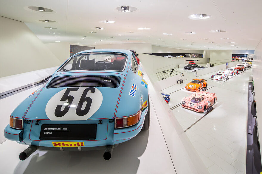 Ausstellung von Porschefahrzeugen im Porsche Museum Stuttgart.