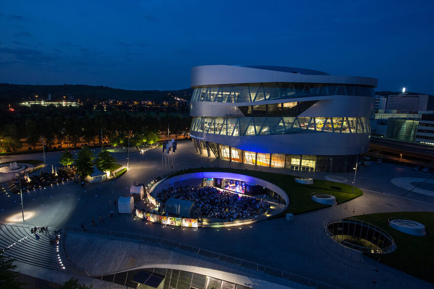 Mercedes-Benz Museum Stuttgart bei Nacht.