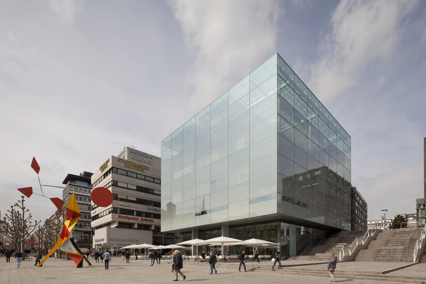 Außenansicht des Kunstmuseums mit Blick in die Fußgängerzone