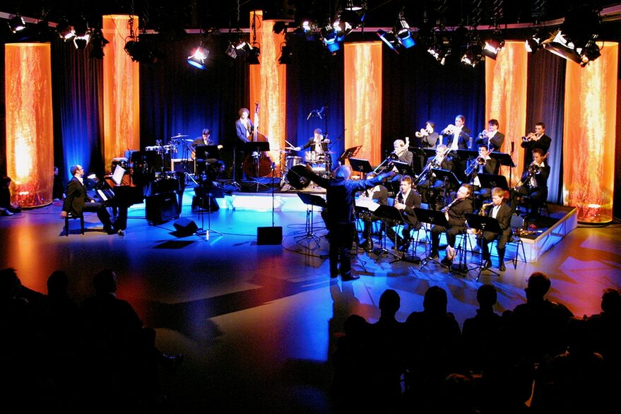 Konzert der Big Band in einem Studio.