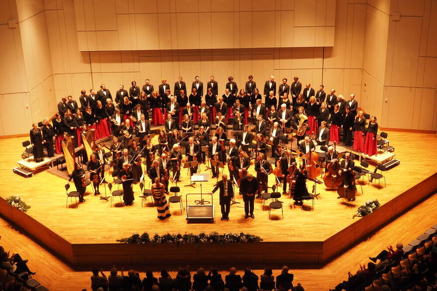 Musiker der Klassischen Philharmonie beim Konzert auf der Bühne.