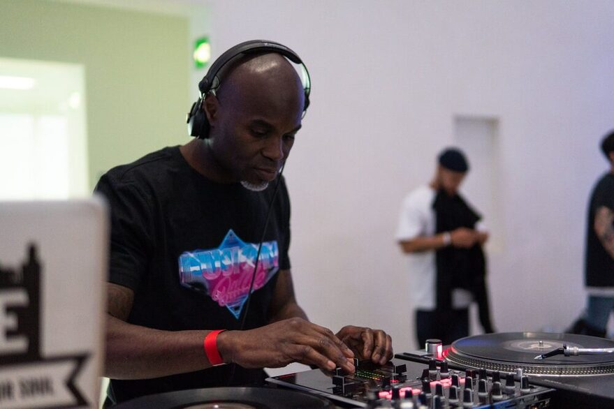 Ein DJ bedient das Mischpult im Rahmen des Hip-Hop-Festival "Fusion" im Herz der Stadtbibliothek am Mailänder Platz.