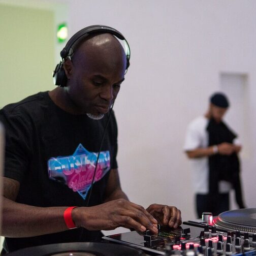 Ein DJ bedient das Mischpult im Rahmen des Hip-Hop-Festival "Fusion" im Herz der Stadtbibliothek am Mailänder Platz.