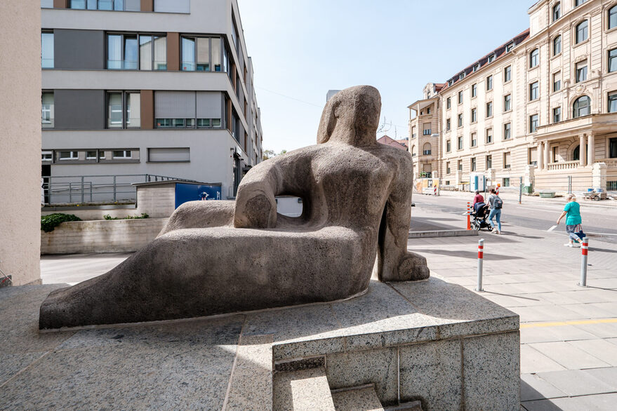Otto Herbert Hajek: Skulptur Große Sitzende