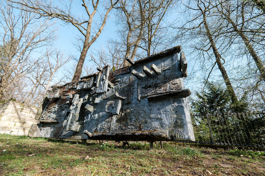 Otto Herbert Hajek: Großes Raumrelief (1962) auf dem Waldfriedhof, Stuttgart-Degerloch