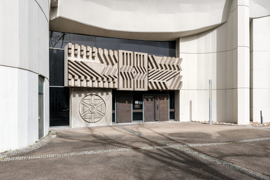 Bildrelief über dem Hauptportal, Bruder-Klaus-Zeichen, 1969. Standort: Bruder Klaus-Kirche, Stuttgart-Gablenberg