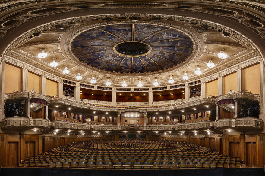 Innenansicht des Zuschauerraums der Staatsoper Stuttgart.