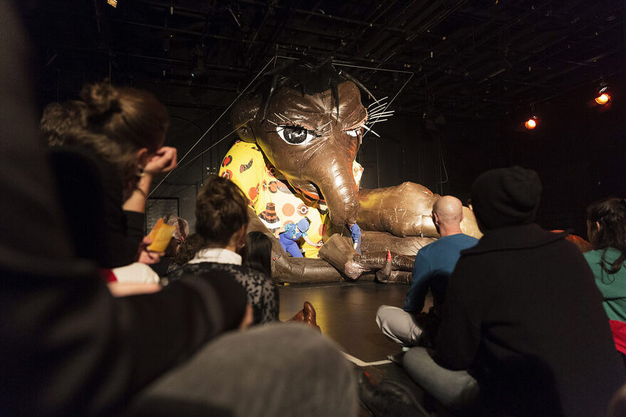 Zuschauer mit großer Bühnenfigur beim Theaterfestival 6 tage frei.