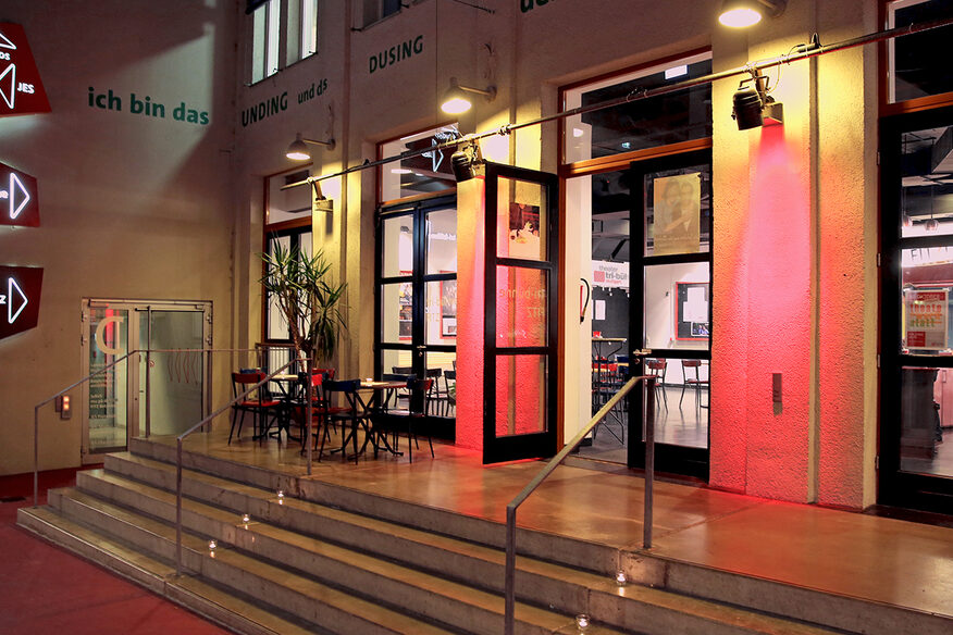 Eingang und Foyer des Theaters tri-bühne am Abend