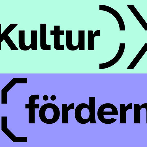 Grafik mit den Worten "Kultur" (oben auf hellgrünem Hintrergrund) und "fördern" (unten auf lila Hintergrund). Beide Worte sind eingerahmt von vielen Klammern.