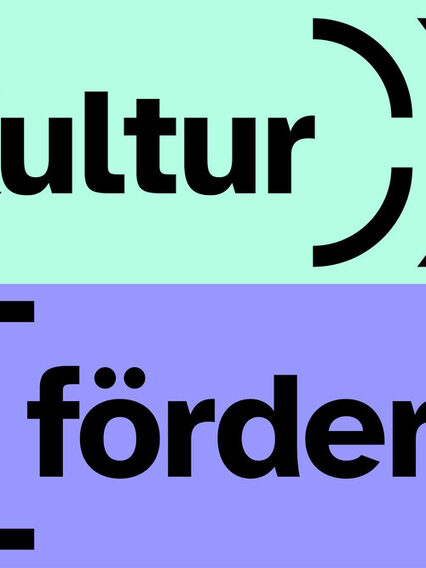 Grafik mit den Worten "Kultur" (oben auf hellgrünem Hintrergrund) und "fördern" (unten auf lila Hintergrund). Beide Worte sind eingerahmt von vielen Klammern.