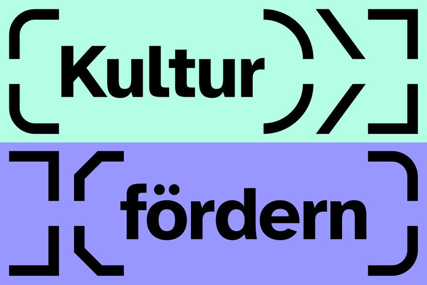 Grafik mit den Worten "Kultur" (oben auf hellgrünem Hintrergrund) und "fördern" (unten auf lila Hintergrund). Beide Worte sind eingerahmt von vielen Klammern.