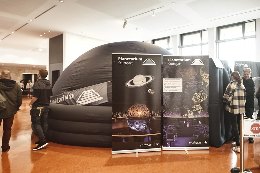 Mobiles Planetarium beim Tag der offenen Tür im Rathaus Stuttgart.