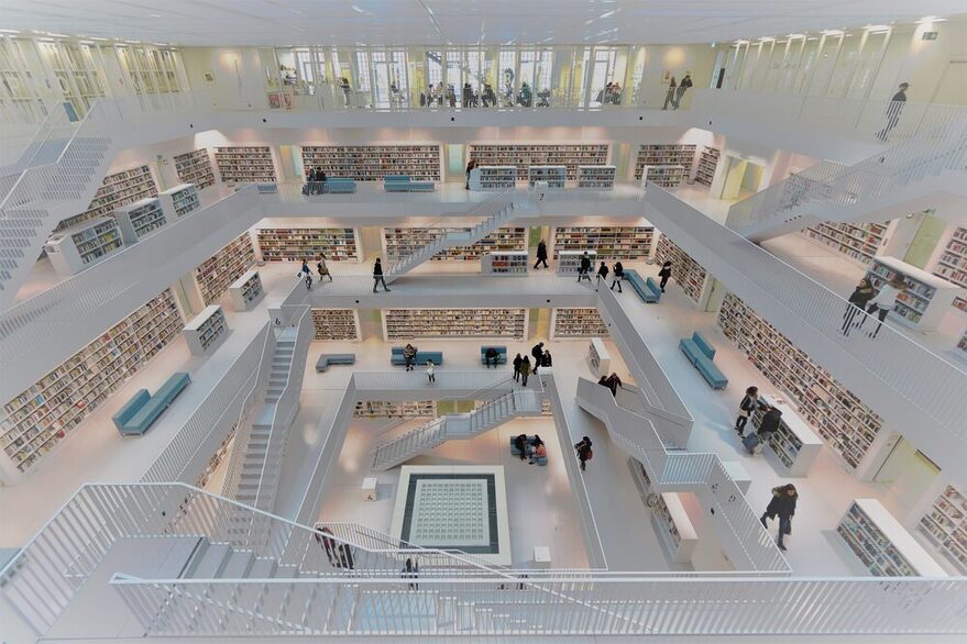 SIE IST 11 – Geburtstag der Stadtbibliothek am Mailänder Platz  Der Familientag präsentiert „blaue Wunder“ für Groß und Klein im blauen Würfel. Im HERZ der Stadtbibliothek geht es um Herzklopfen, Liebe, Freundschaft und alles, was uns noch so ans Herz geht. An den Fahrstühlen wird das Warten thematisiert. Außerdem werden Geburtstagskronen gebastelt, Wunschpunkte verteilt und der Verein Leseohren e. V. präsentiert Texte rund um das Thema Geburtstag, die Farbe Blau und mehr. Auf alle Geburtstagsgäste wartet ein Programm, bestehend aus: Performances, Filmen, Workshops, Spielen, Ausstellungen, Musik, Literatur, Infoständen und mehr.  Folgende Akteur*innen sind zu Gast: Die Oper Stuttgart, die get shorties Lesebühne mit der Schreibbude, der Poet Timo Brunke und der Percussionist Daniel Kartmann, die Sprecherin Ulrike Götz, der Maker Michael Scheuerl mit seiner leuchtenden Bibliothek, der Sprecher Götz Schneyder und die Sprecherin Solveig Eger, der Speedzeichner Heyko Stöber, die Schauspielerin Barbara Stoll, die Tänzerin Lilly Bendl, DJ Friction und die Musiker Ferenc Mehl, Yaron Stavi, Martin Wiedmann, Hans-Peter Ockert, Christoph Beck, Eberhard Budziat und Magnus Mehl | SV Stuttgart Wolfbusch 1956 e. V. | Der Schachverein für Jung und Alt! | Chaos Computer Club Stuttgart e. V. ...