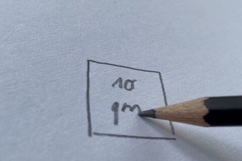 Mit dem Stift wird in ein Quadrat auf ein Blatt geschrieben: 10 qm