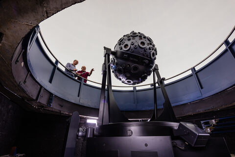 Techniker schauen in den Schacht des Sternenprojektors