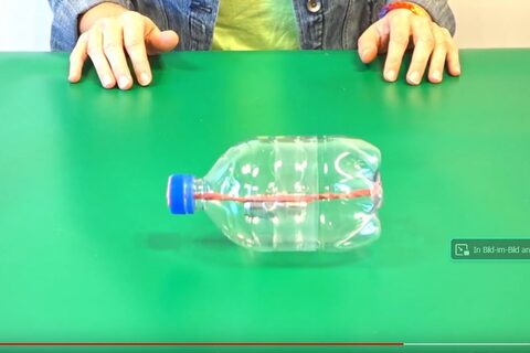 Video: Eine Flasche rollt über den Tisch