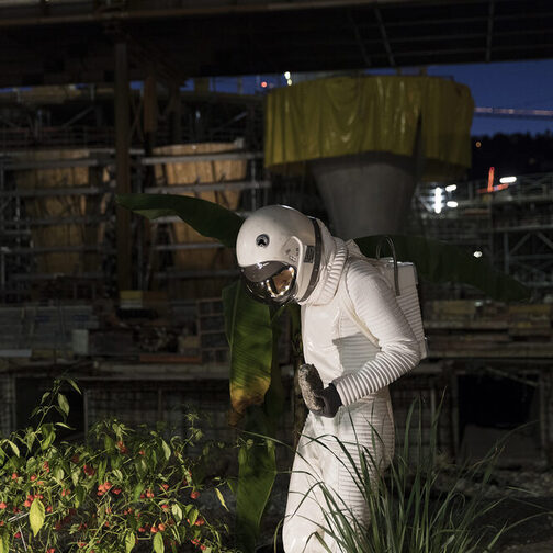 Eine Person im Astronautenanzug steht im Rahmen einer Kulturveranstaltung auf der Stuttgart21-Baustelle