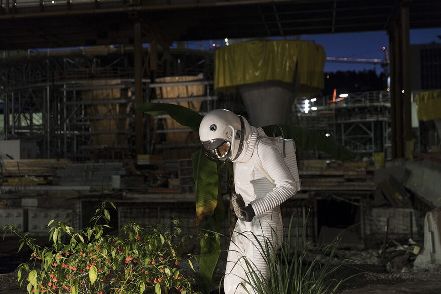 Eine Person im Astronautenanzug steht im Rahmen einer Kulturveranstaltung auf der Stuttgart21-Baustelle