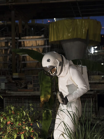 Eine Person im Astronautenanzug steht im Rahmen einer Kulturveranstaltung auf der Stuttgart21-Baustelle