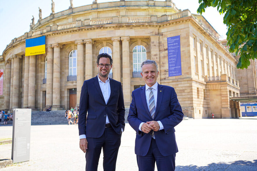 OB Nopper und EBM Mayer vor dem Opernhaus.