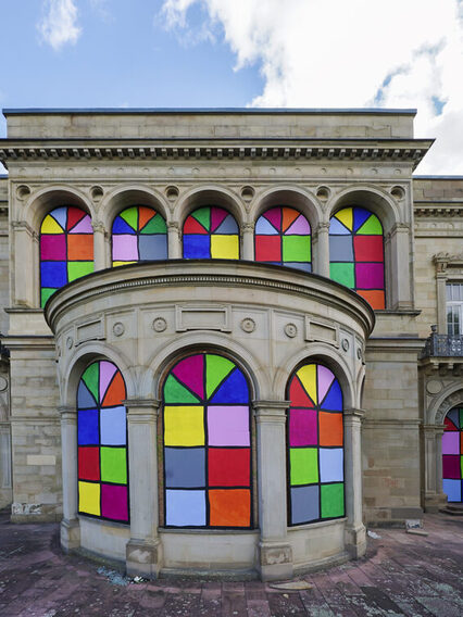 Die Villa Berg mit farbig gestalteten Fenstern der Künstlerin Andrea Lüth.