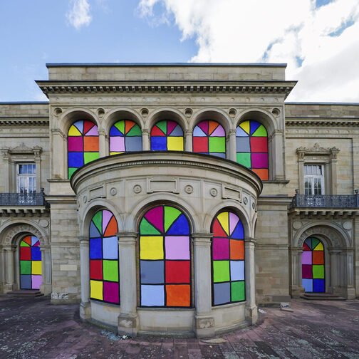 Die Villa Berg mit farbig gestalteten Fenstern der Künstlerin Andrea Lüth.