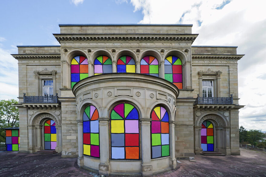 Die Villa Berg mit farbig gestalteten Fenstern der Künstlerin Andrea Lüth.