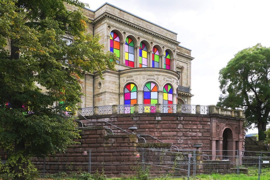 Gebäude Außenansicht der Villa Berg mit farbigen Fotos