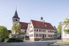 Das denklmageschützte Alte Rathaus (1605) / und Alte Schulhaus (1765)