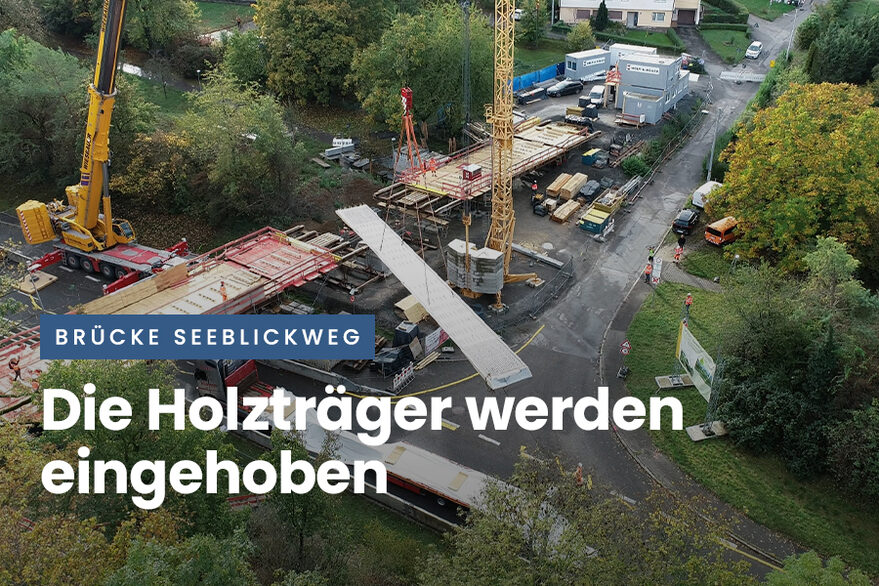 Die Holzträger werden eingehoben