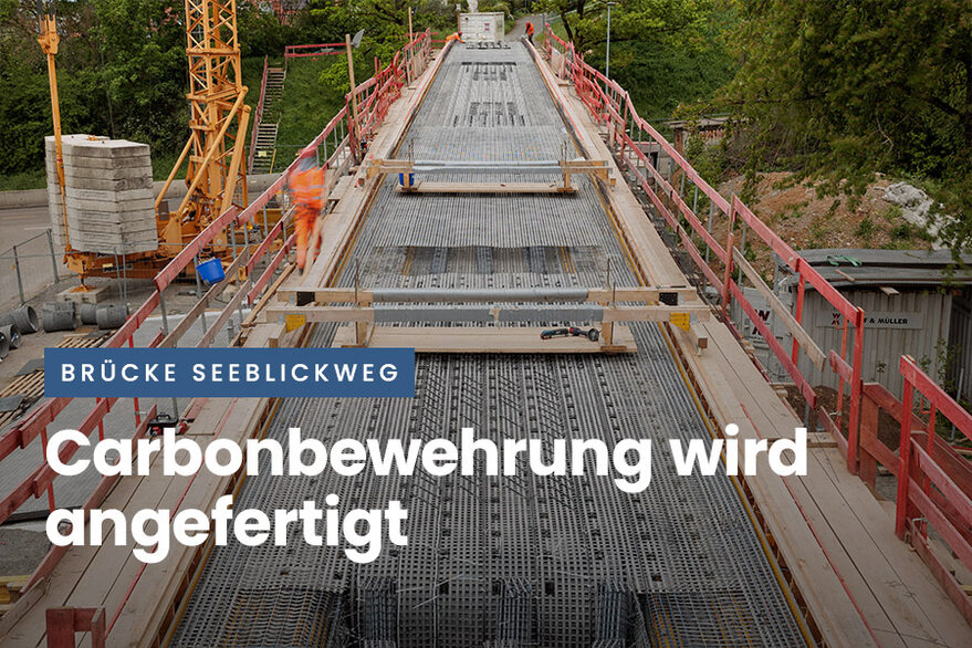 Schwarze Carbonmatten liegen auf der Brücke Seeblickweg