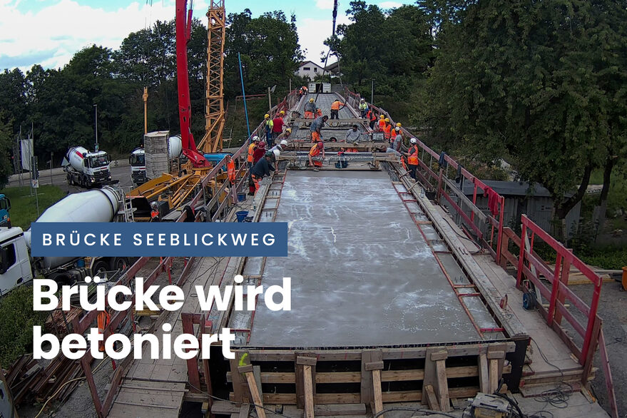 Eine Gruppe von Handwerkern betoniert auf der Baustelle das Brückenwerk
