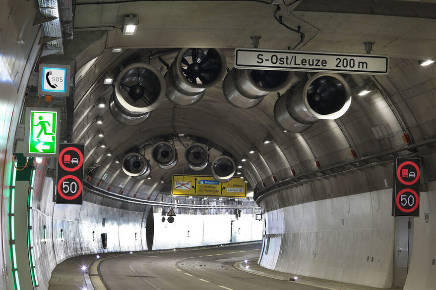 Der Protagonist Heiko Volz geht aus der zweispurigen Tunnelröhre des Rosensteintunnels.