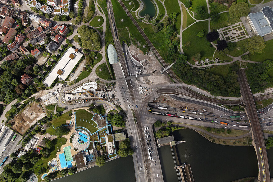 Das Luftbild zeigt den gesamtem Leuzeknoten aus der Luft. Unten links ist das Leuze zu erkennen, rechts das Rosensteinumuseum und die alte Eisenbahnbrücke nach Bad Cannstatt.