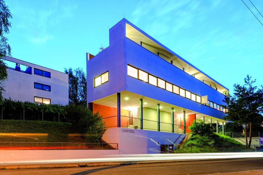 Außenaufnahme des Le Corbusier-Haus in der Weissenhofsiedlung bei Nacht.