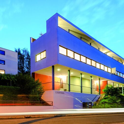 Außenaufnahme des Le Corbusier-Haus in der Weissenhofsiedlung bei Nacht.