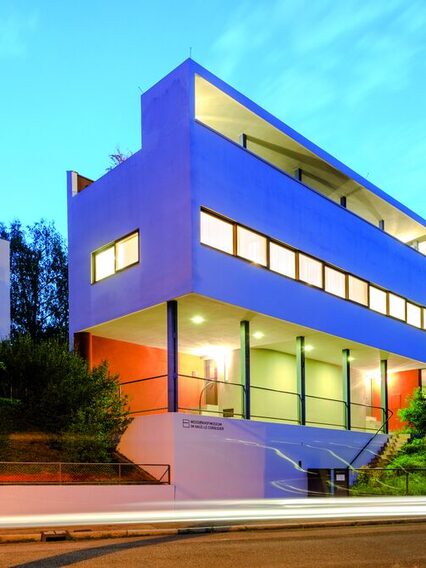 Außenaufnahme des Le Corbusier-Haus in der Weissenhofsiedlung bei Nacht.