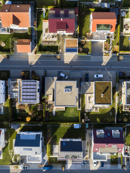 Luftaufnahme eines modernen Wohnviertels.
