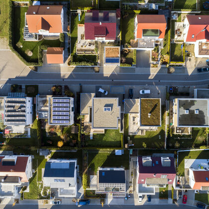 Luftaufnahme eines modernen Wohnviertels.