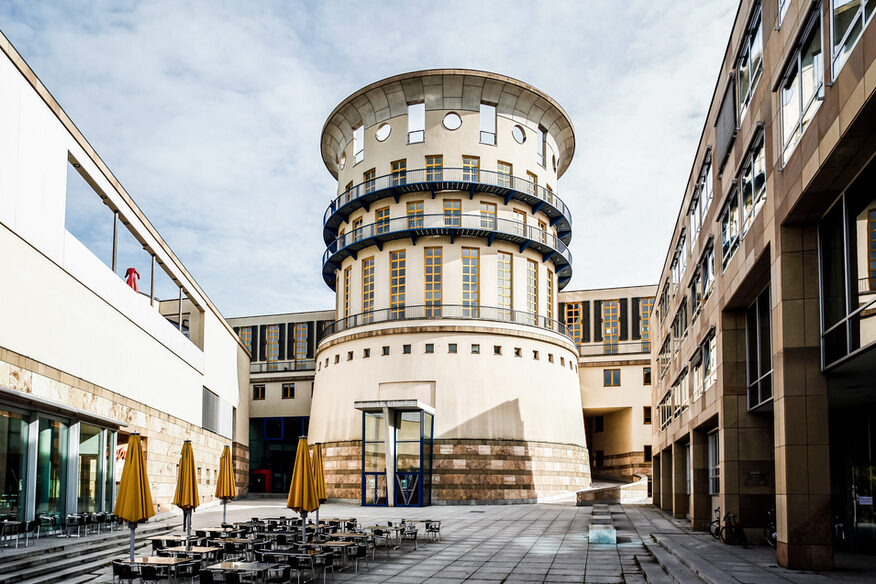 Blick auf das markante Hauptgebäude der Hochschule für Musik und Darstellende Kunst.