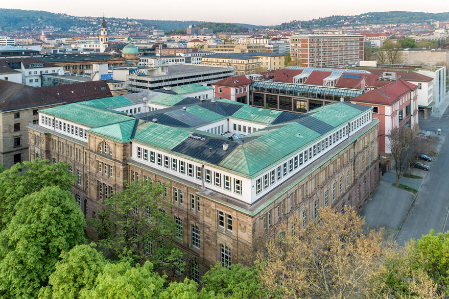 Blick auf die Hochschule für Technik mit der Innenstadt im Hintergrund.