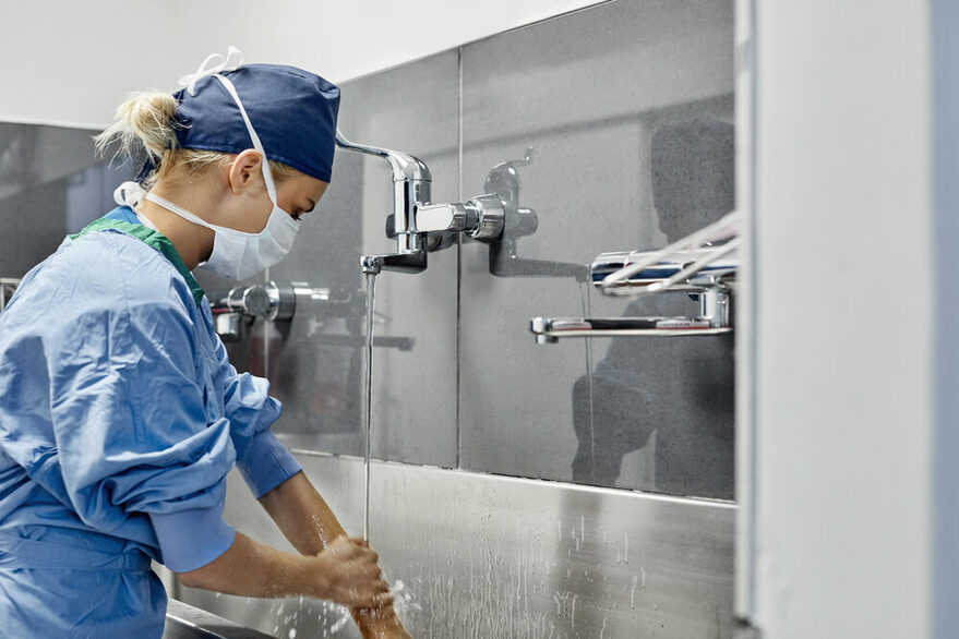 Chirurgin bei der gründlichen Reinigung vor einer Operation.