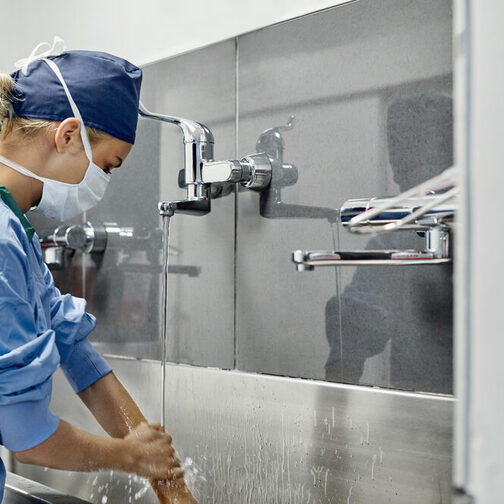 Chirurgin bei der gründlichen Reinigung vor einer Operation.