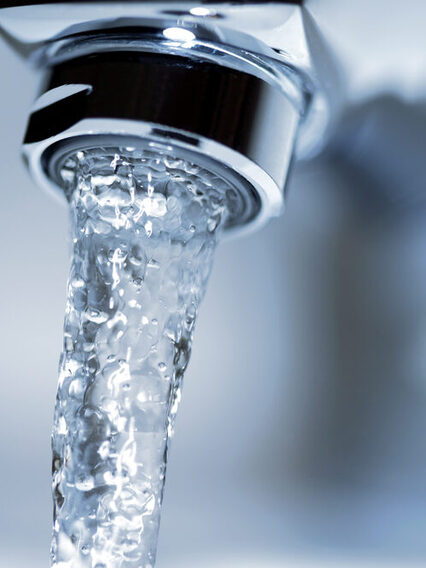 Wasser aus dem Wasserhahn.