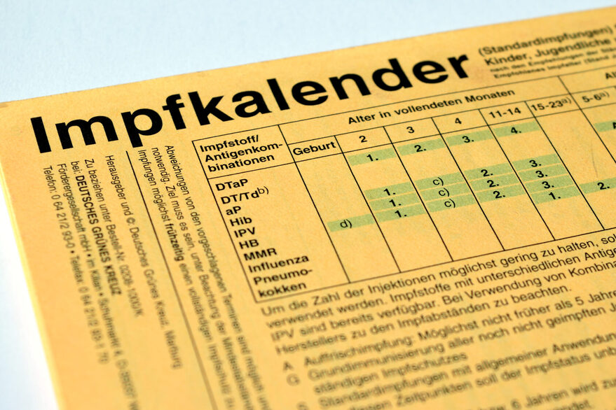Nahaufnahme eines Impfkalenders