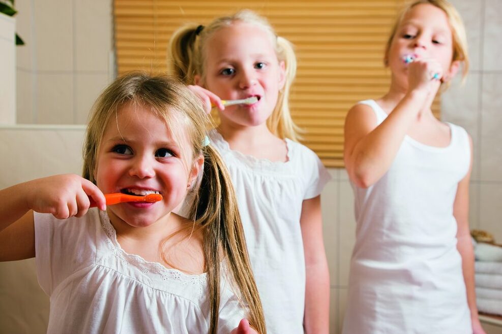 Zähneputzende Kinder