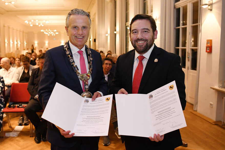 „Memorandum of Understanding“: Oberbürgermeister Nopper und der Leader of the St. Helens Borough Council, David Baines, präsentieren während des Festakts im Kursaal die neu unterzeichnete Denkschrift, in der künftige Schwerpunkte der Partnerschaft festgelegt sind.