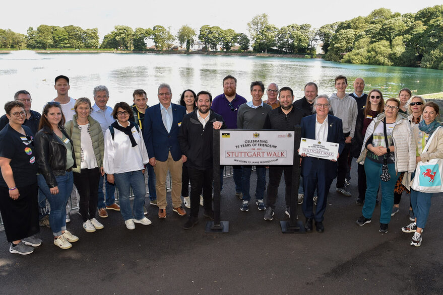 Eine von Bürgermeister Pätzold geführte Delegation aus Stuttgart eröffnet mit Vertreter*innen aus St. Helens den Stuttgart Walk in St. Helens im Jahr 2023 anlässlich des 75-jährigen Jubiläums.